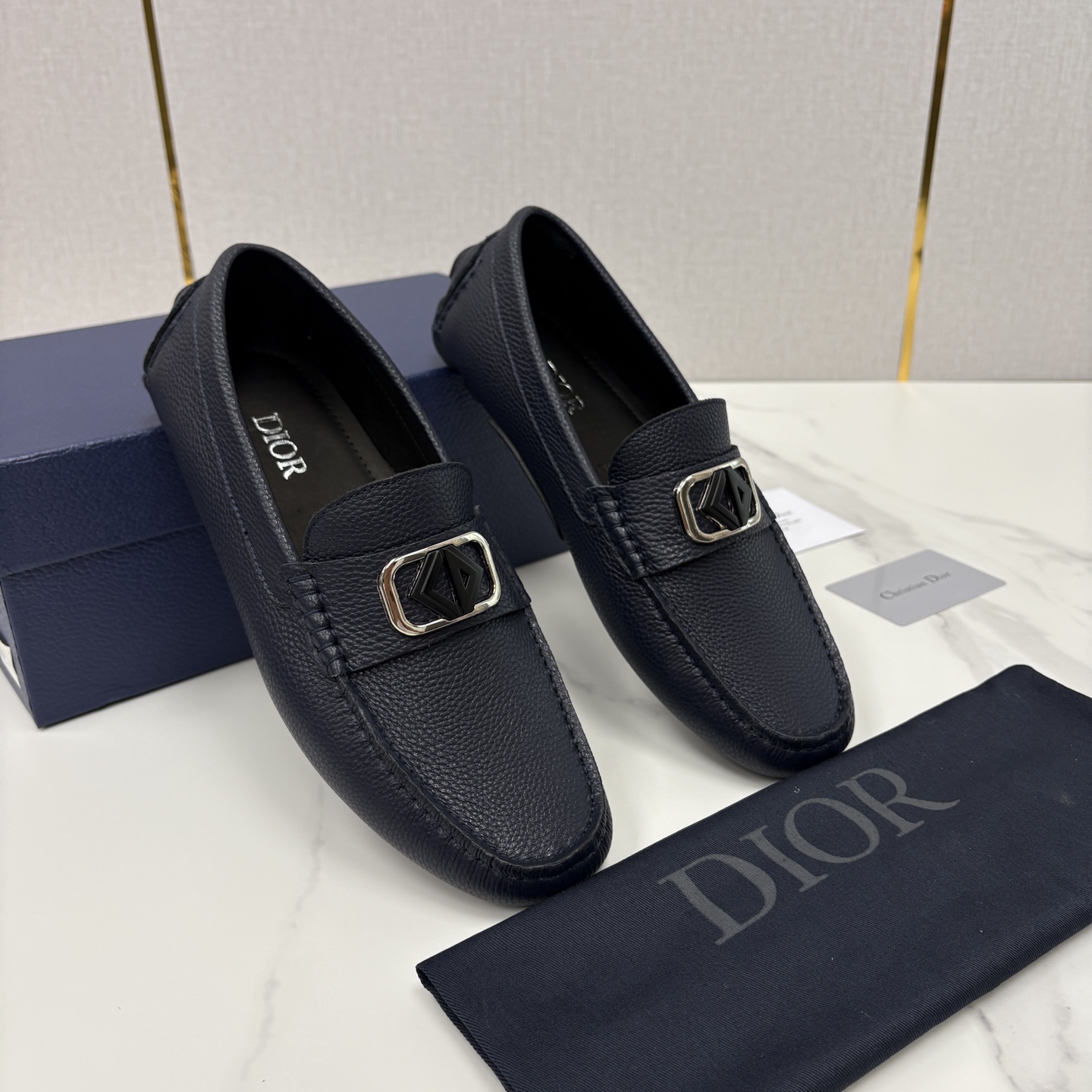 💋💍CD 迪-奥新品 男士套脚豆豆鞋 这款乐福鞋延续标志性的正装鞋履轮廓，以更加优雅的设计呈现。精致手工