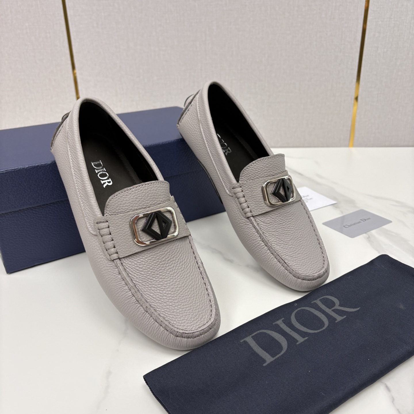 💋💍CD 迪-奥新品 男士套脚豆豆鞋 这款乐福鞋延续标志性的正装鞋履轮廓，以更加优雅的设计呈现。精致手工