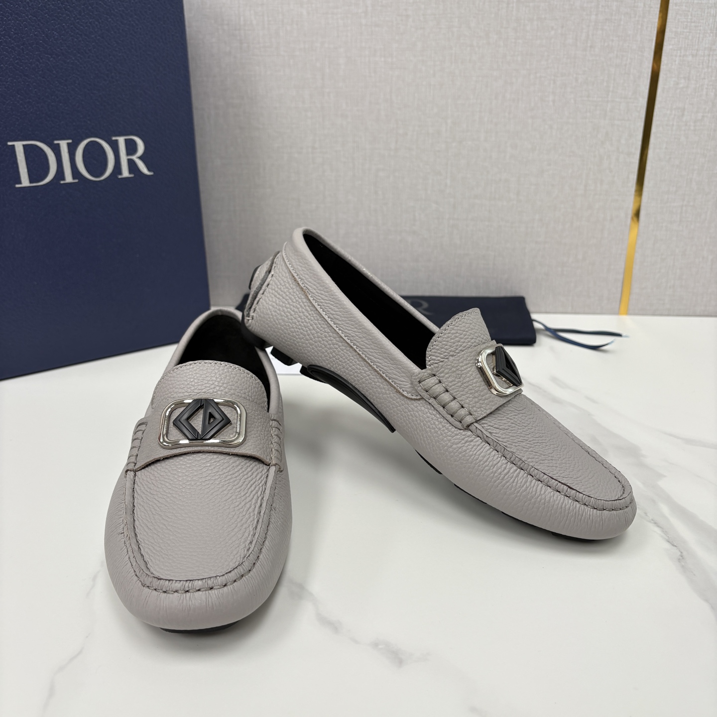 💋💍CD 迪-奥新品 男士套脚豆豆鞋 这款乐福鞋延续标志性的正装鞋履轮廓，以更加优雅的设计呈现。精致手工
