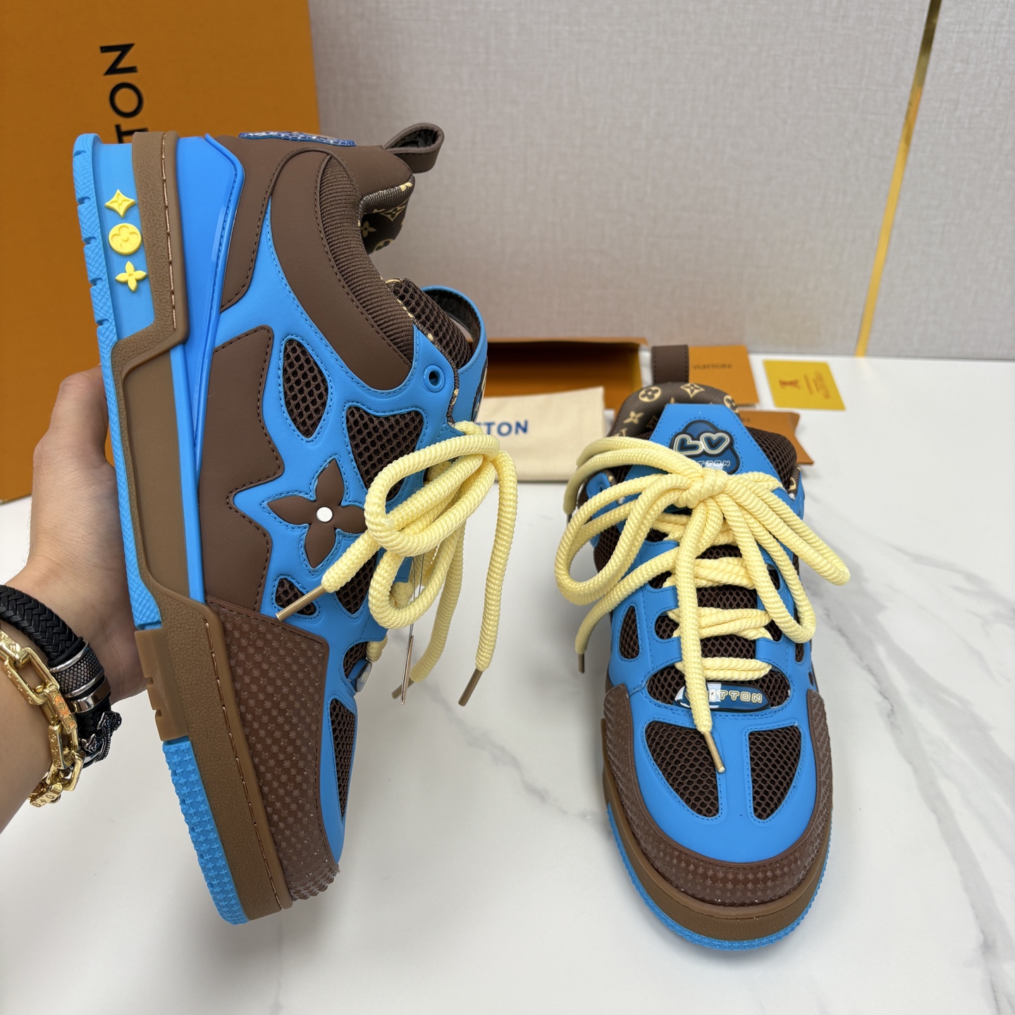 💋💍L家新品 SKATE 复古情侣款运动鞋面包鞋 官方 11,100 本款 L*V Skate 运动鞋以