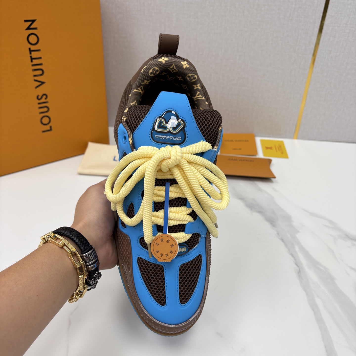 💋💍L家新品 SKATE 复古情侣款运动鞋面包鞋 官方 11,100 本款 L*V Skate 运动鞋以