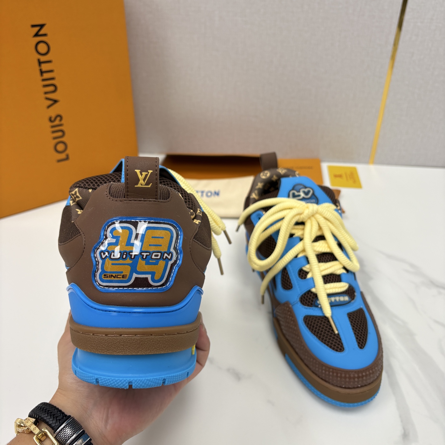 💋💍L家新品 SKATE 复古情侣款运动鞋面包鞋 官方 11,100 本款 L*V Skate 运动鞋以