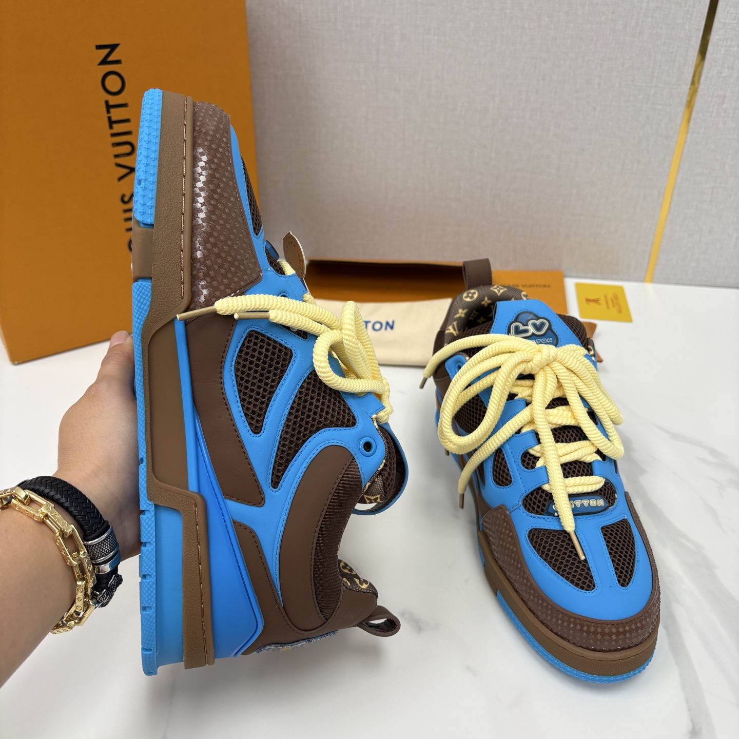 💋💍L家新品 SKATE 复古情侣款运动鞋面包鞋 官方 11,100 本款 L*V Skate 运动鞋以