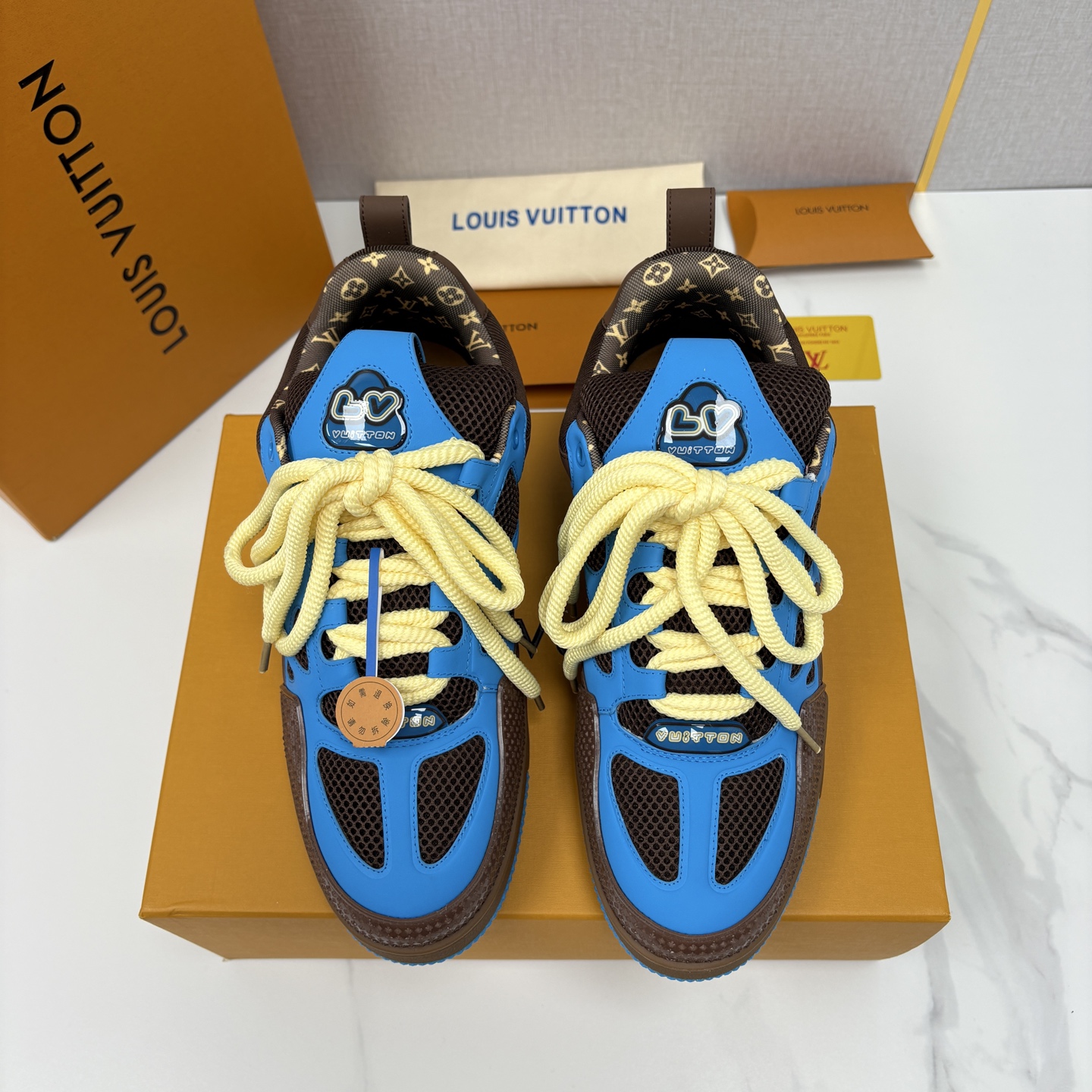 💋💍L家新品 SKATE 复古情侣款运动鞋面包鞋 官方 11,100 本款 L*V Skate 运动鞋以