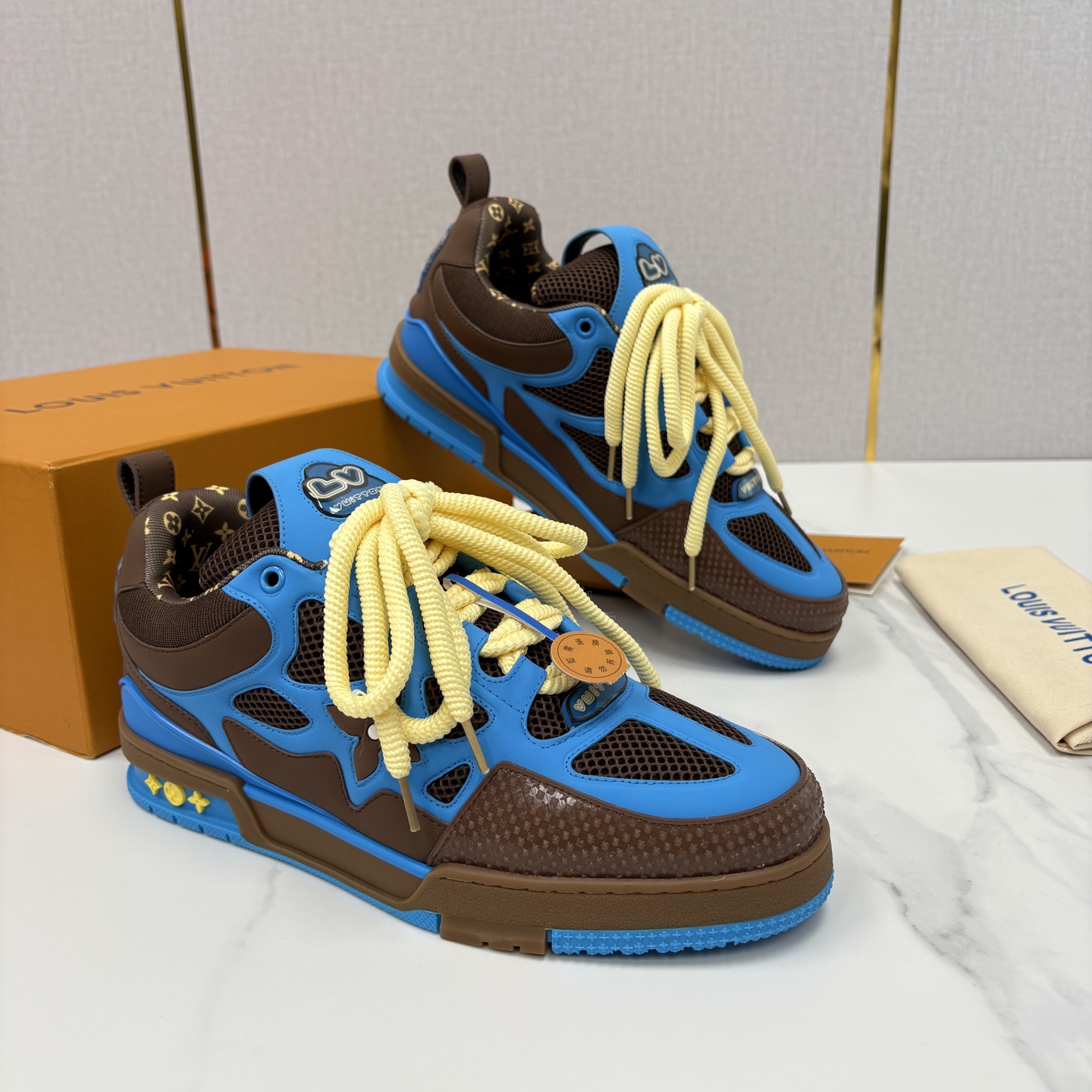 💋💍L家新品 SKATE 复古情侣款运动鞋面包鞋 官方 11,100 本款 L*V Skate 运动鞋以