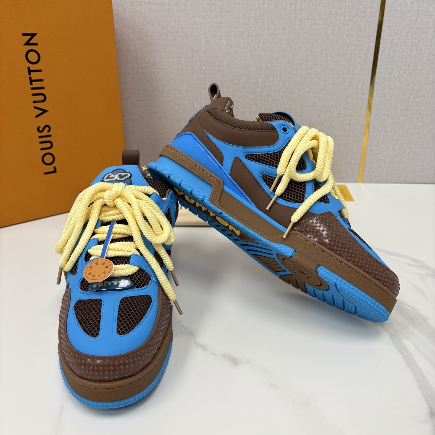 💋💍L家新品 SKATE 复古情侣款运动鞋面包鞋 官方 11,100 本款 L*V Skate 运动鞋以