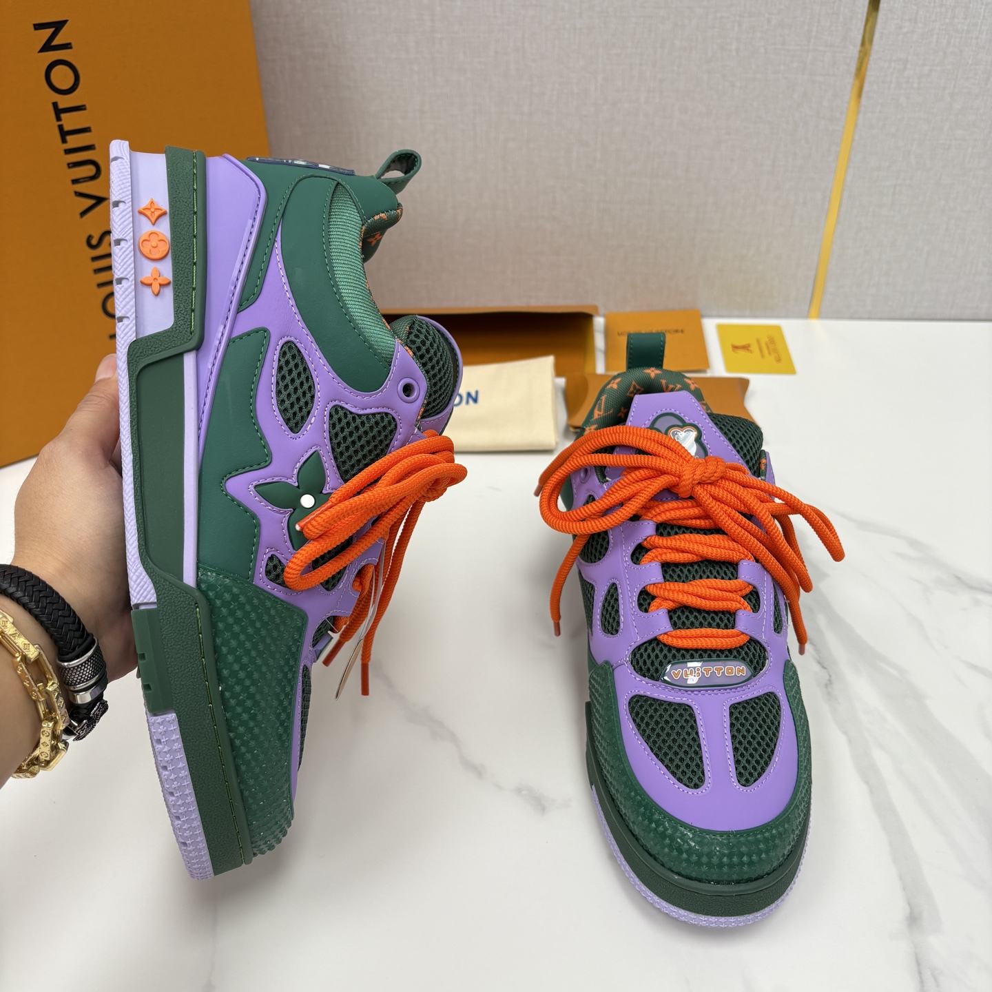 💋💍L家新品 SKATE 复古情侣款运动鞋面包鞋 官方 11,100 本款 L*V Skate 运动鞋以