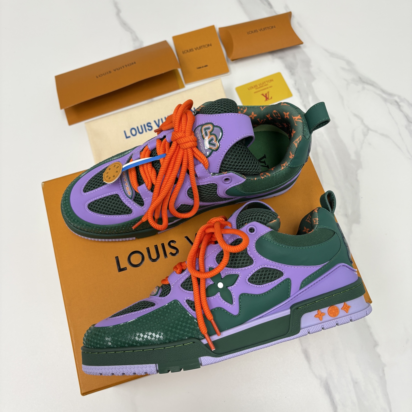 💋💍L家新品 SKATE 复古情侣款运动鞋面包鞋 官方 11,100 本款 L*V Skate 运动鞋以