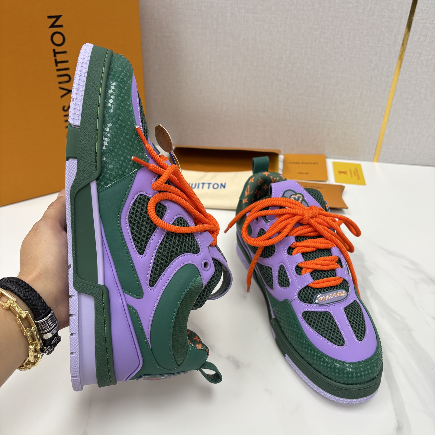 💋💍L家新品 SKATE 复古情侣款运动鞋面包鞋 官方 11,100 本款 L*V Skate 运动鞋以