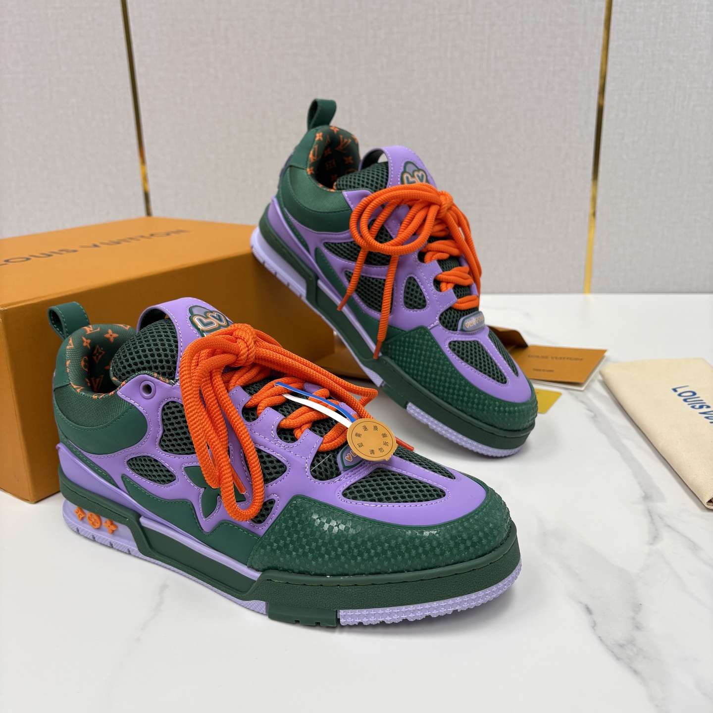 💋💍L家新品 SKATE 复古情侣款运动鞋面包鞋 官方 11,100 本款 L*V Skate 运动鞋以