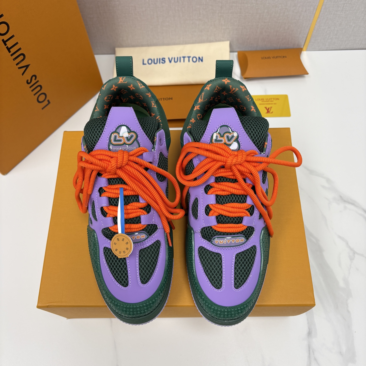 💋💍L家新品 SKATE 复古情侣款运动鞋面包鞋 官方 11,100 本款 L*V Skate 运动鞋以