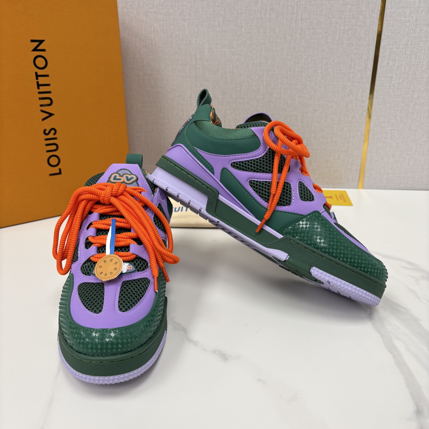 💋💍L家新品 SKATE 复古情侣款运动鞋面包鞋 官方 11,100 本款 L*V Skate 运动鞋以