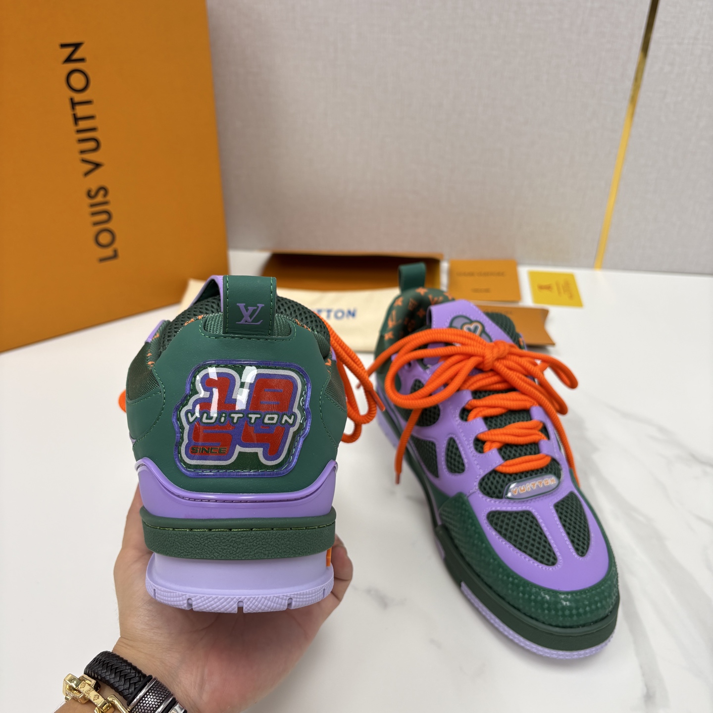 💋💍L家新品 SKATE 复古情侣款运动鞋面包鞋 官方 11,100 本款 L*V Skate 运动鞋以