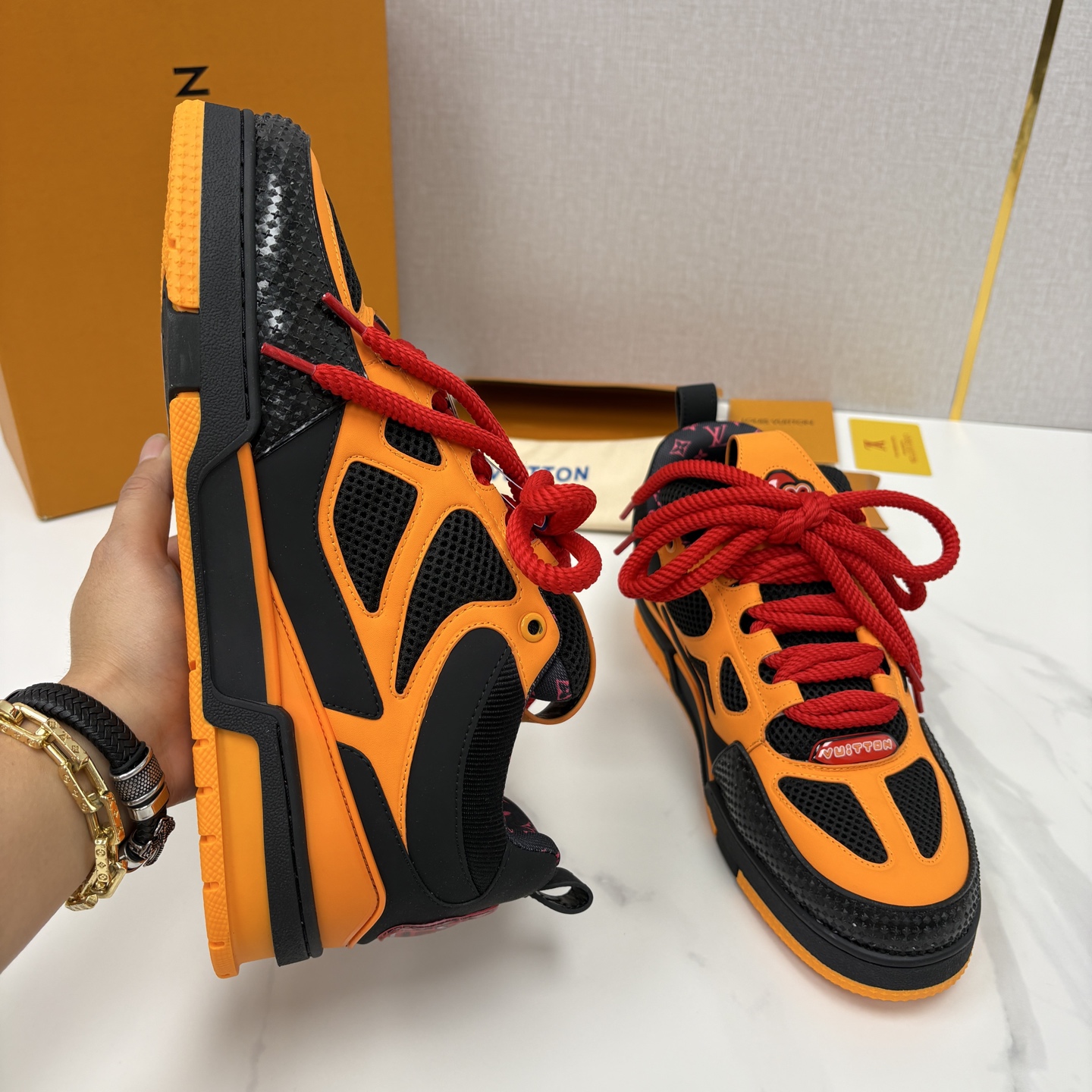 💋💍L家新品 SKATE 复古情侣款运动鞋面包鞋 官方 11,100 本款 L*V Skate 运动鞋以