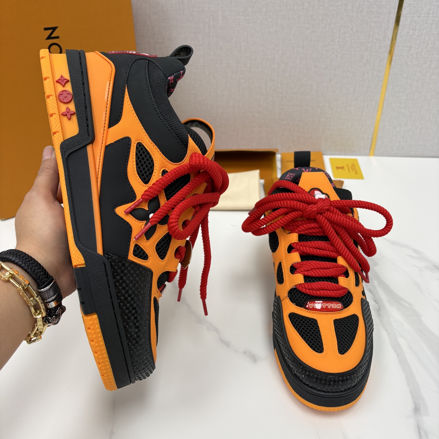 💋💍L家新品 SKATE 复古情侣款运动鞋面包鞋 官方 11,100 本款 L*V Skate 运动鞋以