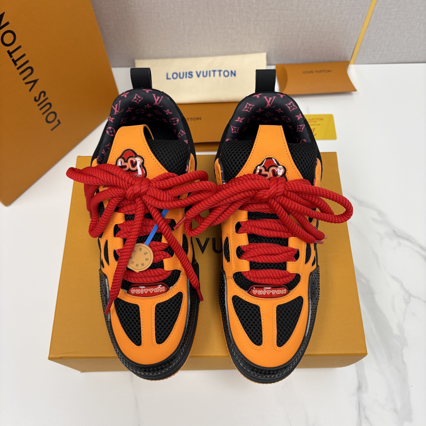 💋💍L家新品 SKATE 复古情侣款运动鞋面包鞋 官方 11,100 本款 L*V Skate 运动鞋以