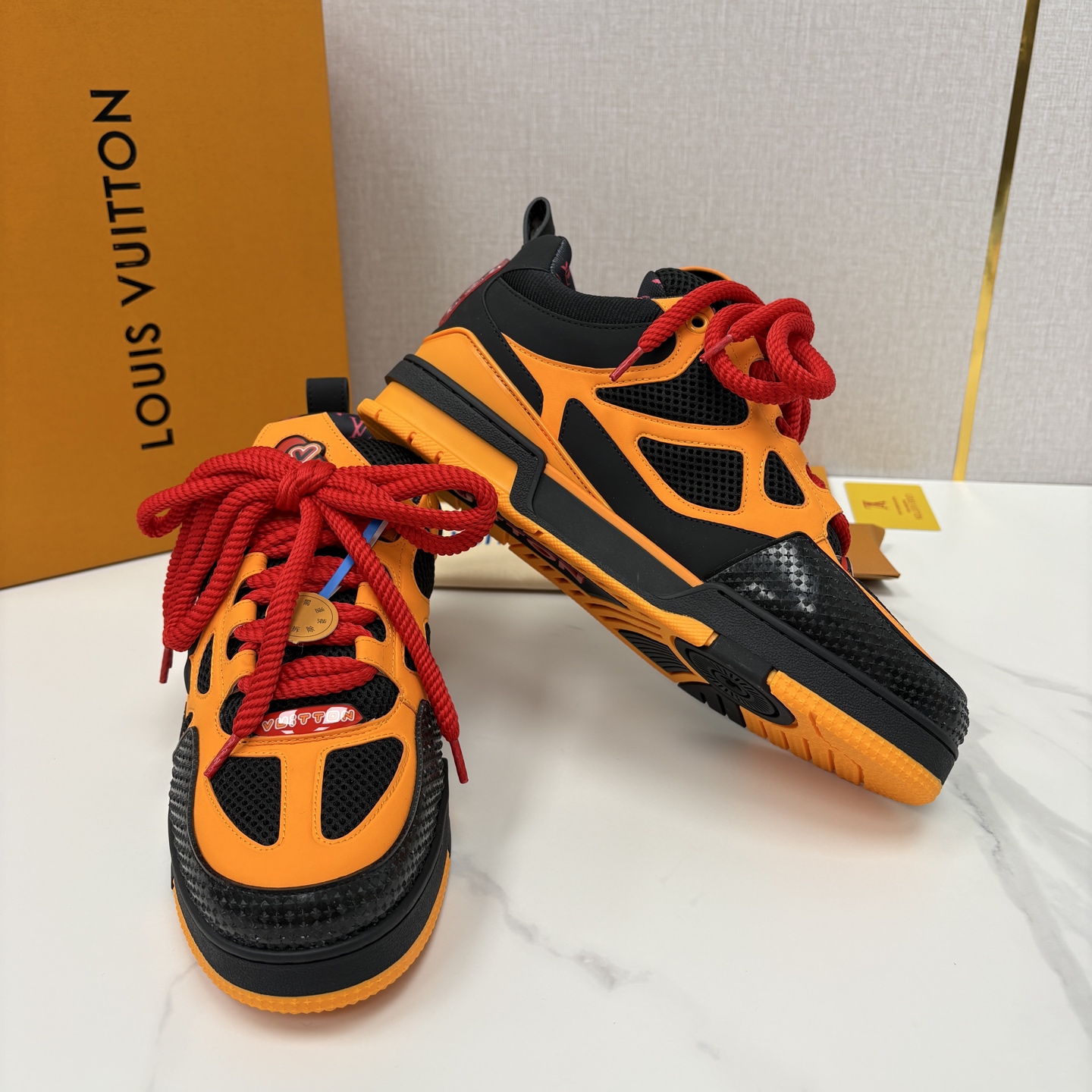 💋💍L家新品 SKATE 复古情侣款运动鞋面包鞋 官方 11,100 本款 L*V Skate 运动鞋以