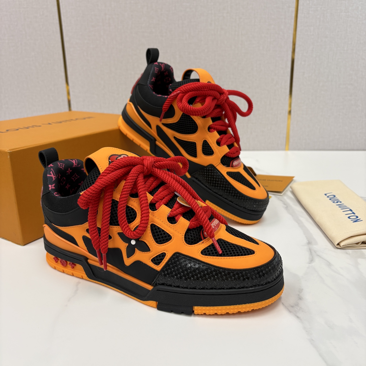 💋💍L家新品 SKATE 复古情侣款运动鞋面包鞋 官方 11,100 本款 L*V Skate 运动鞋以