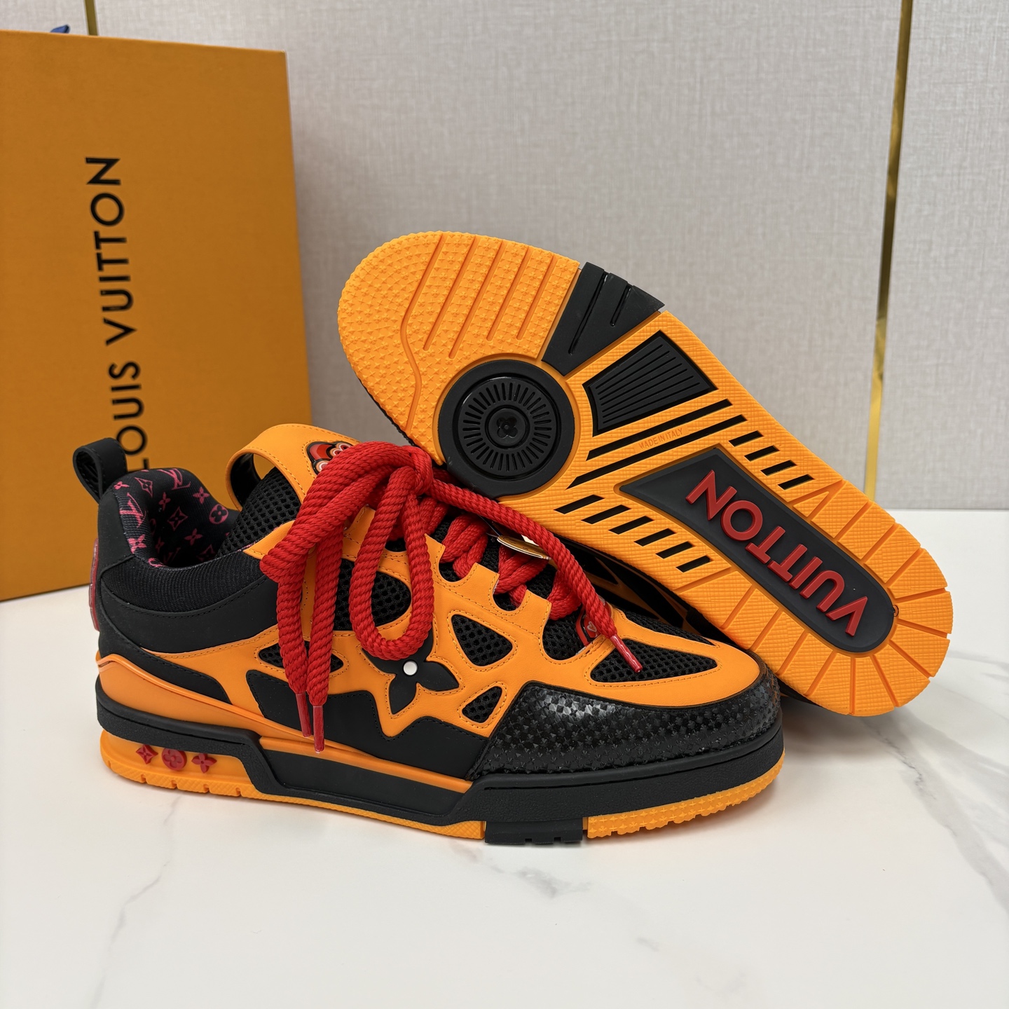 💋💍L家新品 SKATE 复古情侣款运动鞋面包鞋 官方 11,100 本款 L*V Skate 运动鞋以