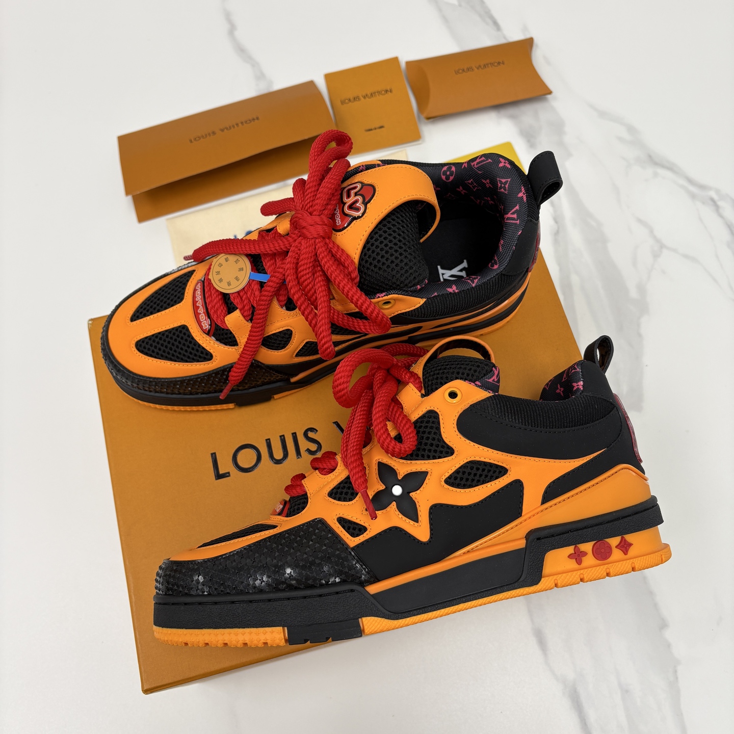 💋💍L家新品 SKATE 复古情侣款运动鞋面包鞋 官方 11,100 本款 L*V Skate 运动鞋以