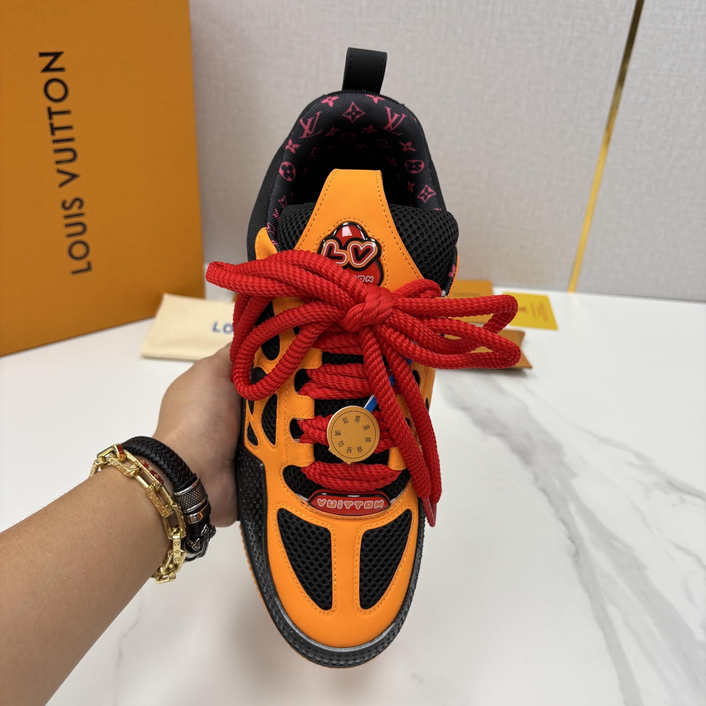 💋💍L家新品 SKATE 复古情侣款运动鞋面包鞋 官方 11,100 本款 L*V Skate 运动鞋以