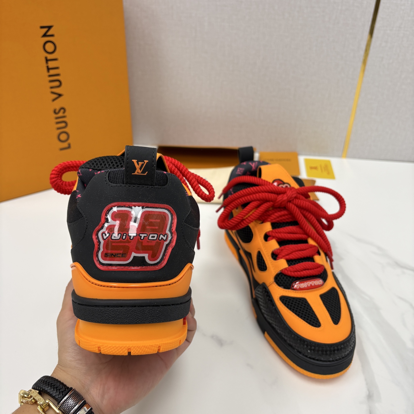 💋💍L家新品 SKATE 复古情侣款运动鞋面包鞋 官方 11,100 本款 L*V Skate 运动鞋以