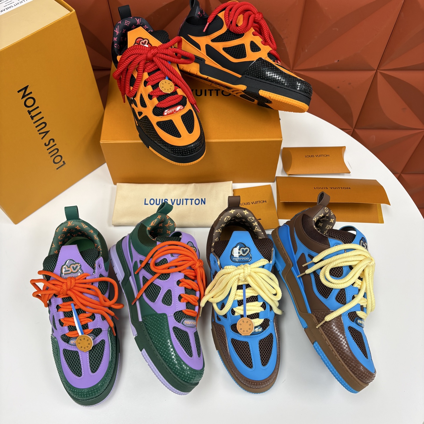 💋💍L家新品 SKATE 复古情侣款运动鞋面包鞋 官方 11,100 本款 L*V Skate 运动鞋以