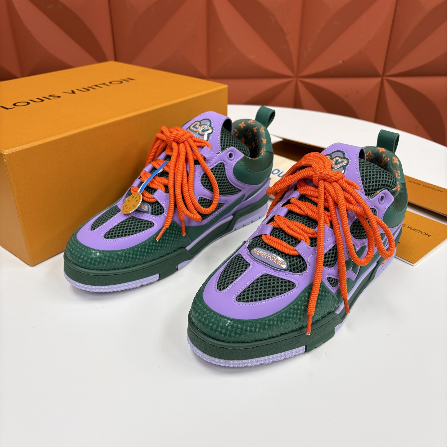 💋💍L家新品 SKATE 复古情侣款运动鞋面包鞋 官方 11,100 本款 L*V Skate 运动鞋以