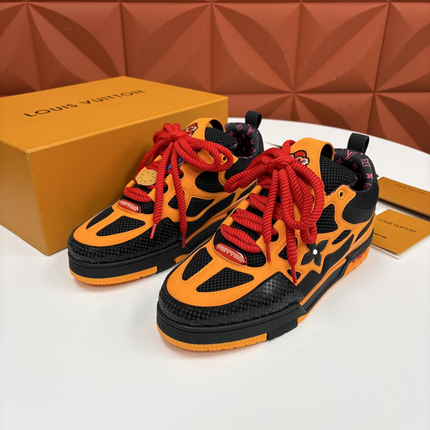 💋💍L家新品 SKATE 复古情侣款运动鞋面包鞋 官方 11,100 本款 L*V Skate 运动鞋以