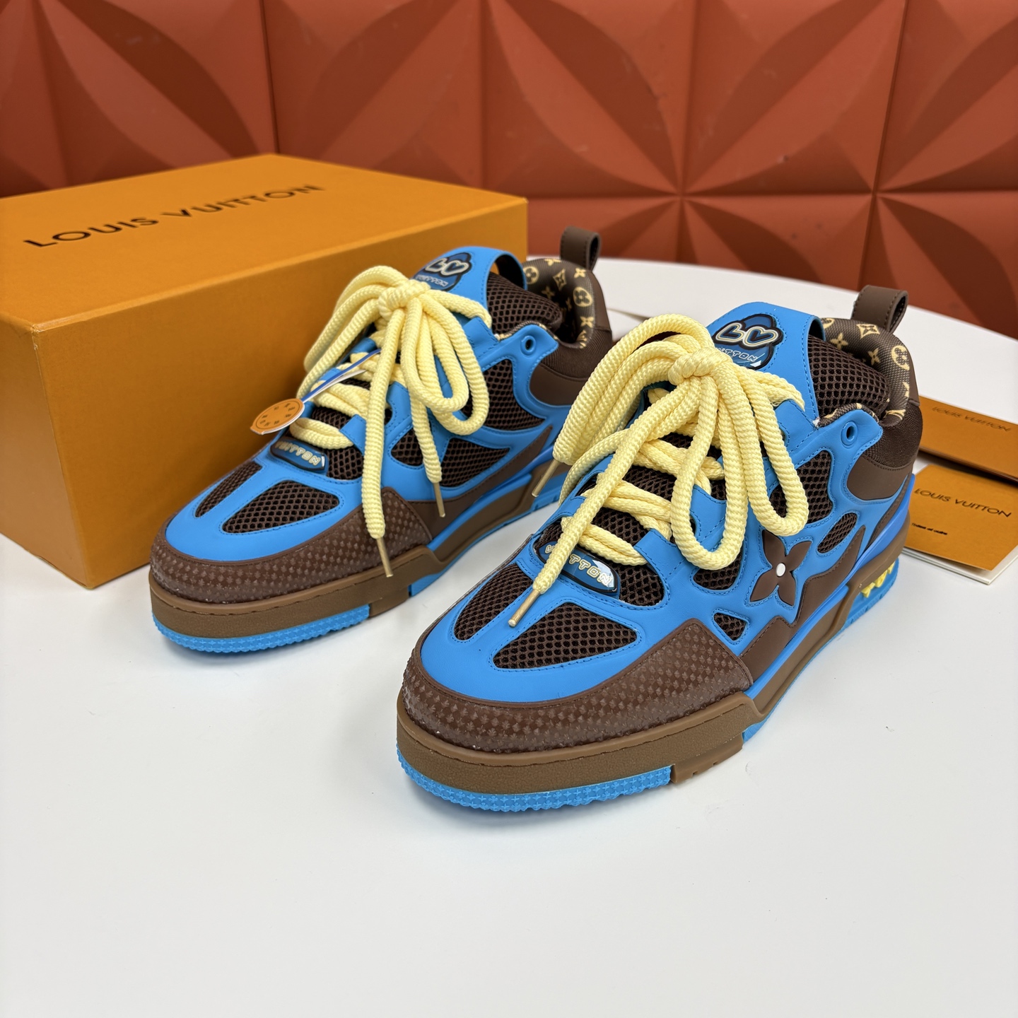 💋💍L家新品 SKATE 复古情侣款运动鞋面包鞋 官方 11,100 本款 L*V Skate 运动鞋以