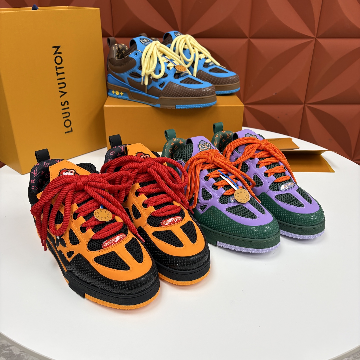 💋💍L家新品 SKATE 复古情侣款运动鞋面包鞋 官方 11,100 本款 L*V Skate 运动鞋以