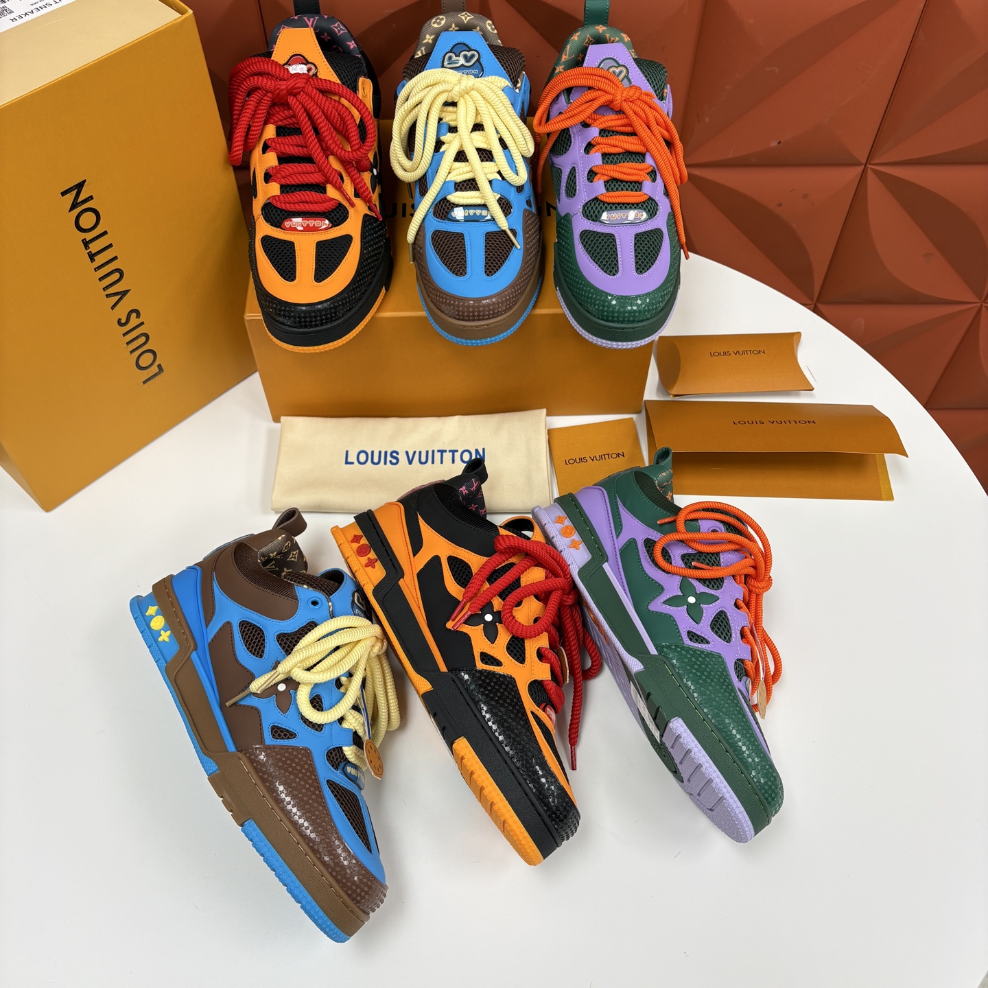 💋💍L家新品 SKATE 复古情侣款运动鞋面包鞋 官方 11,100 本款 L*V Skate 运动鞋以