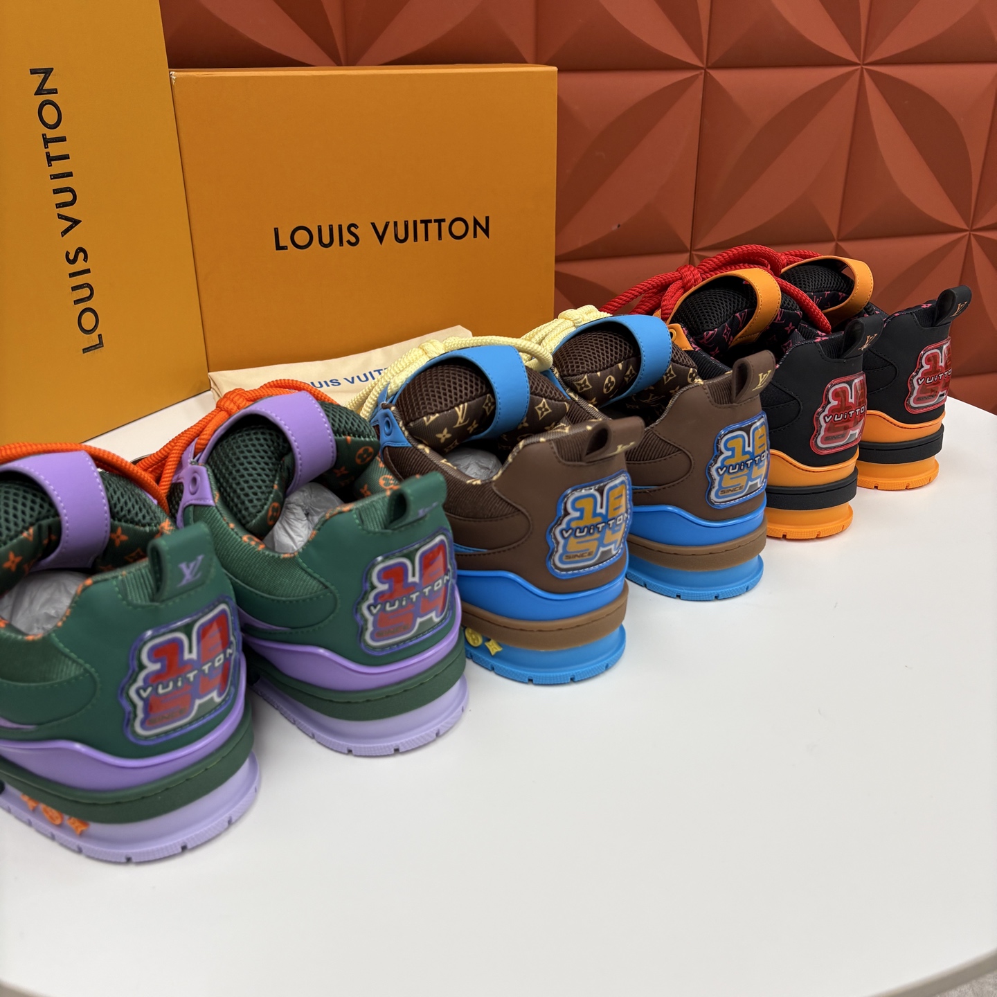 💋💍L家新品 SKATE 复古情侣款运动鞋面包鞋 官方 11,100 本款 L*V Skate 运动鞋以