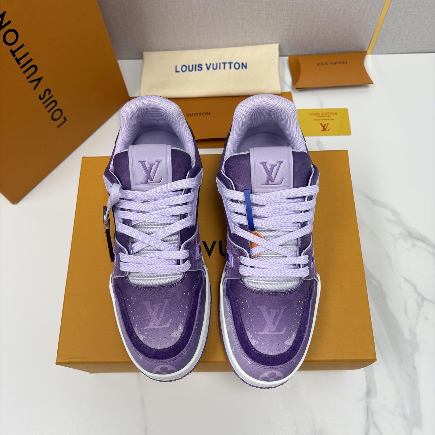 💋💍L家新品 情侣款 👫 L*V TRAINER 系列运动鞋 官方 10,300 Virgi* Ablo