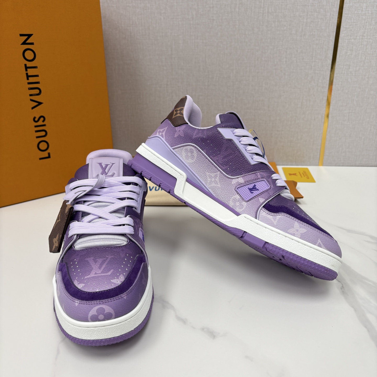 💋💍L家新品 情侣款 👫 L*V TRAINER 系列运动鞋 官方 10,300 Virgi* Ablo