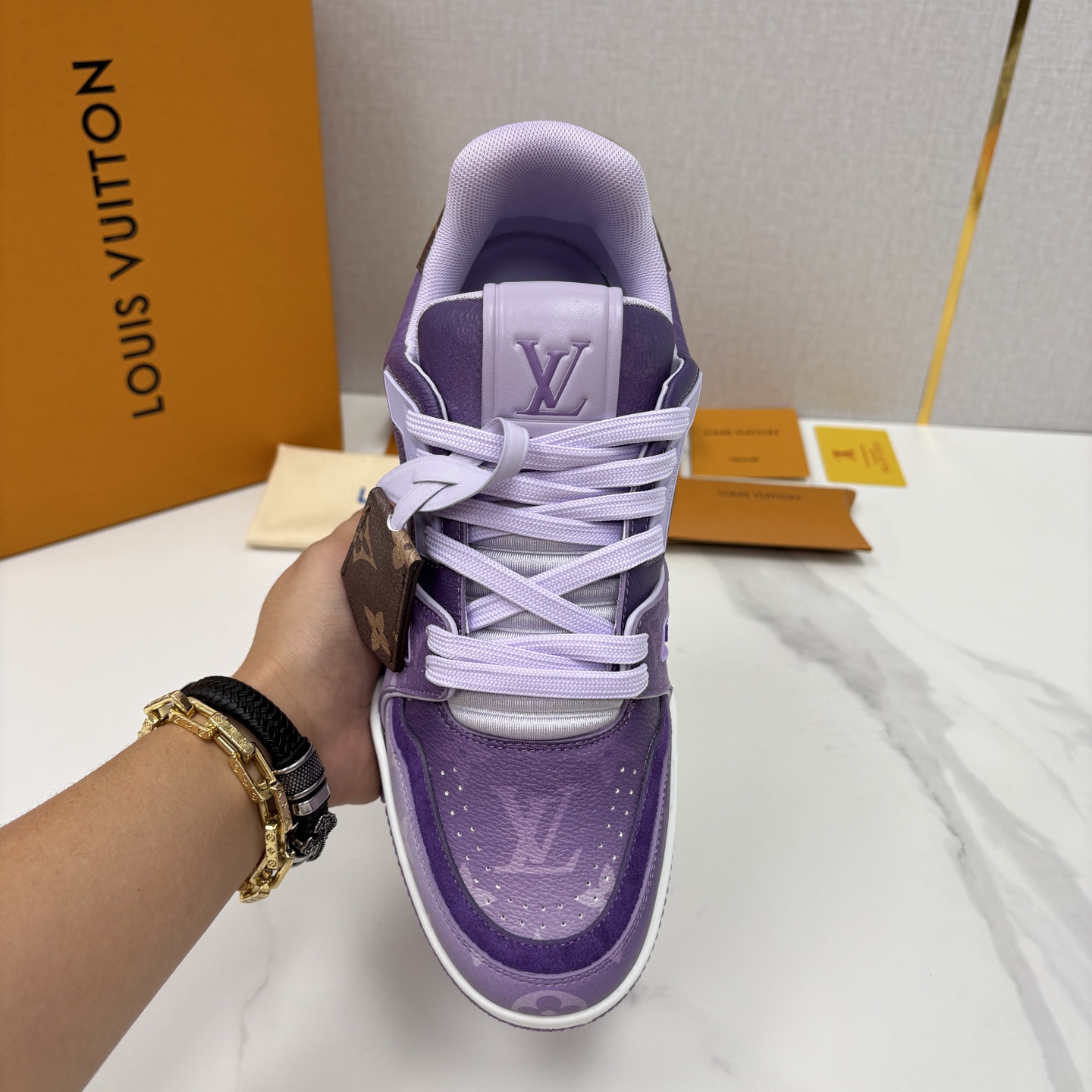 💋💍L家新品 情侣款 👫 L*V TRAINER 系列运动鞋 官方 10,300 Virgi* Ablo