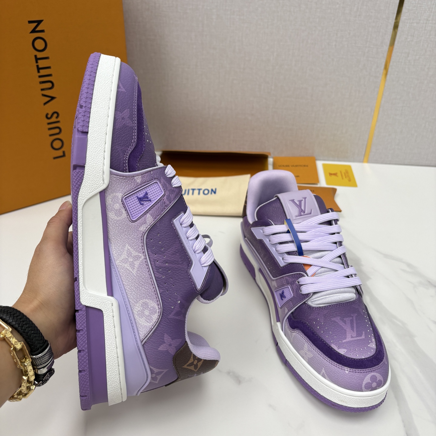 💋💍L家新品 情侣款 👫 L*V TRAINER 系列运动鞋 官方 10,300 Virgi* Ablo