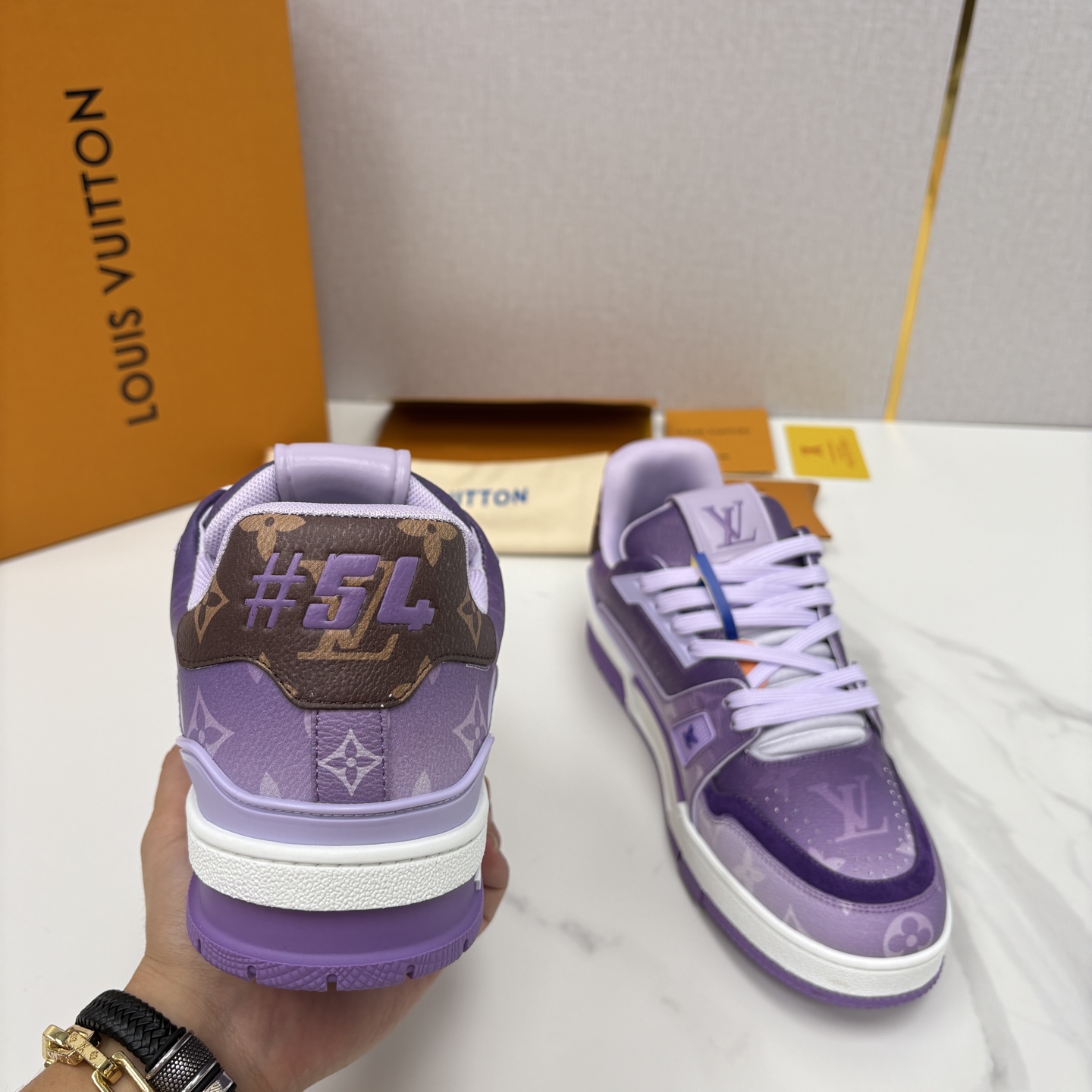 💋💍L家新品 情侣款 👫 L*V TRAINER 系列运动鞋 官方 10,300 Virgi* Ablo