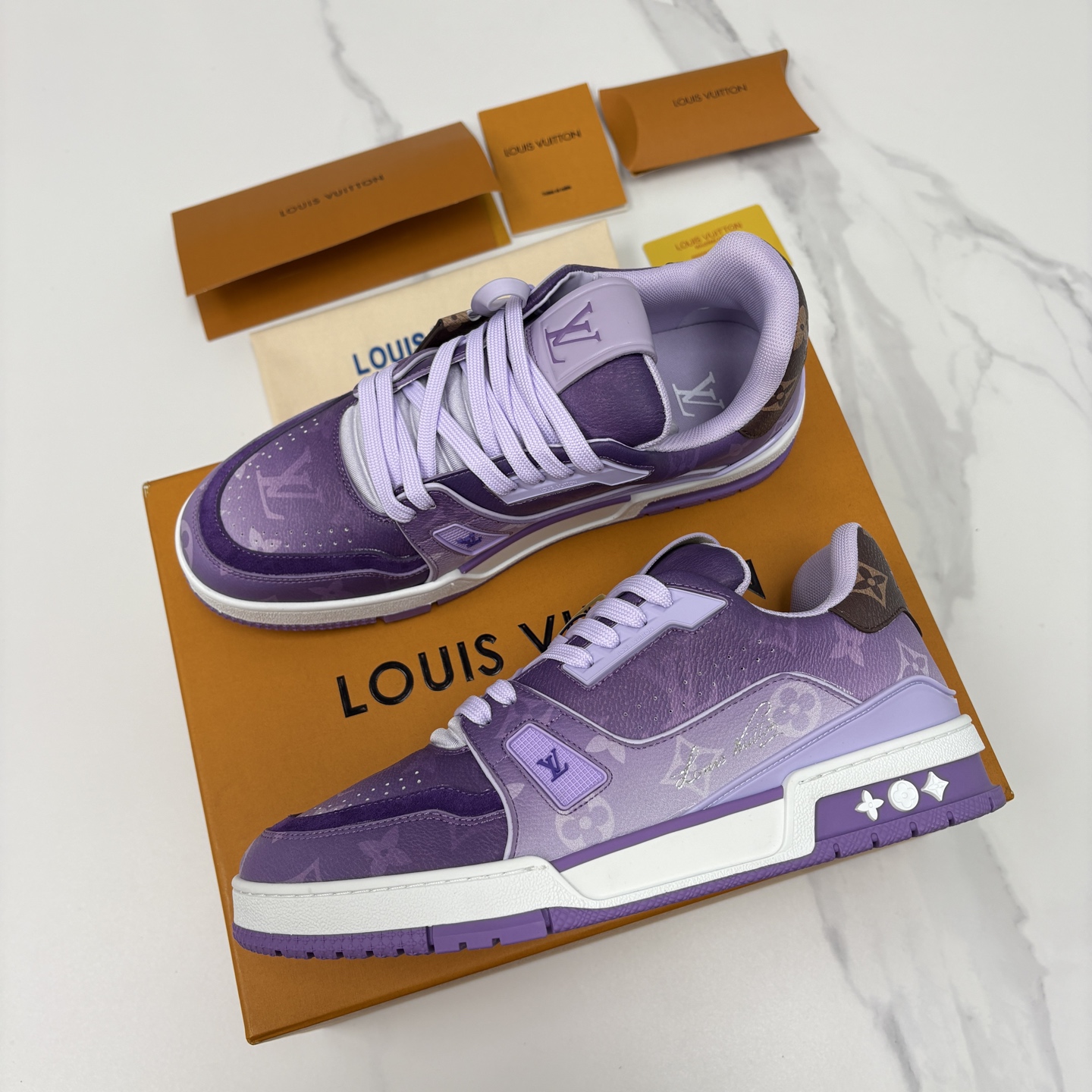 💋💍L家新品 情侣款 👫 L*V TRAINER 系列运动鞋 官方 10,300 Virgi* Ablo