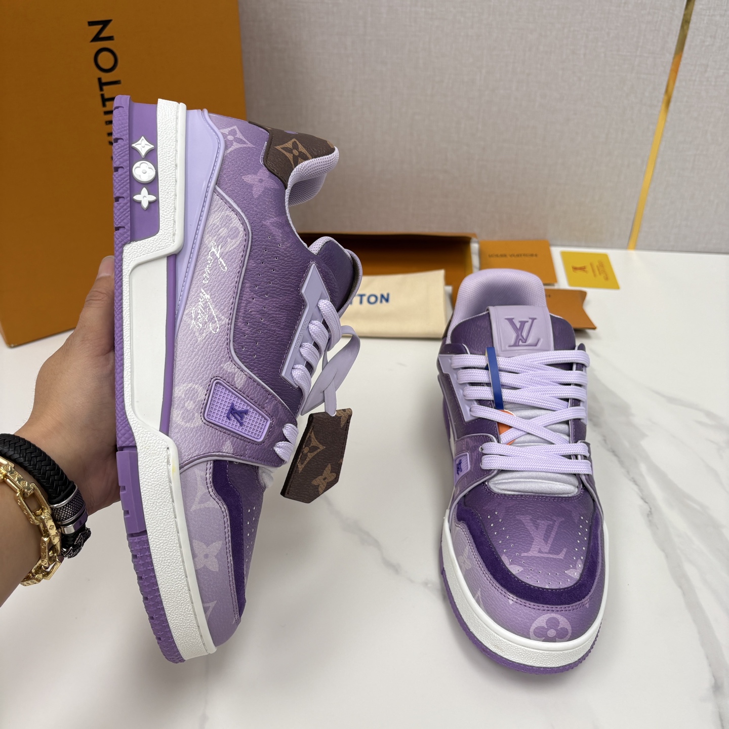 💋💍L家新品 情侣款 👫 L*V TRAINER 系列运动鞋 官方 10,300 Virgi* Ablo