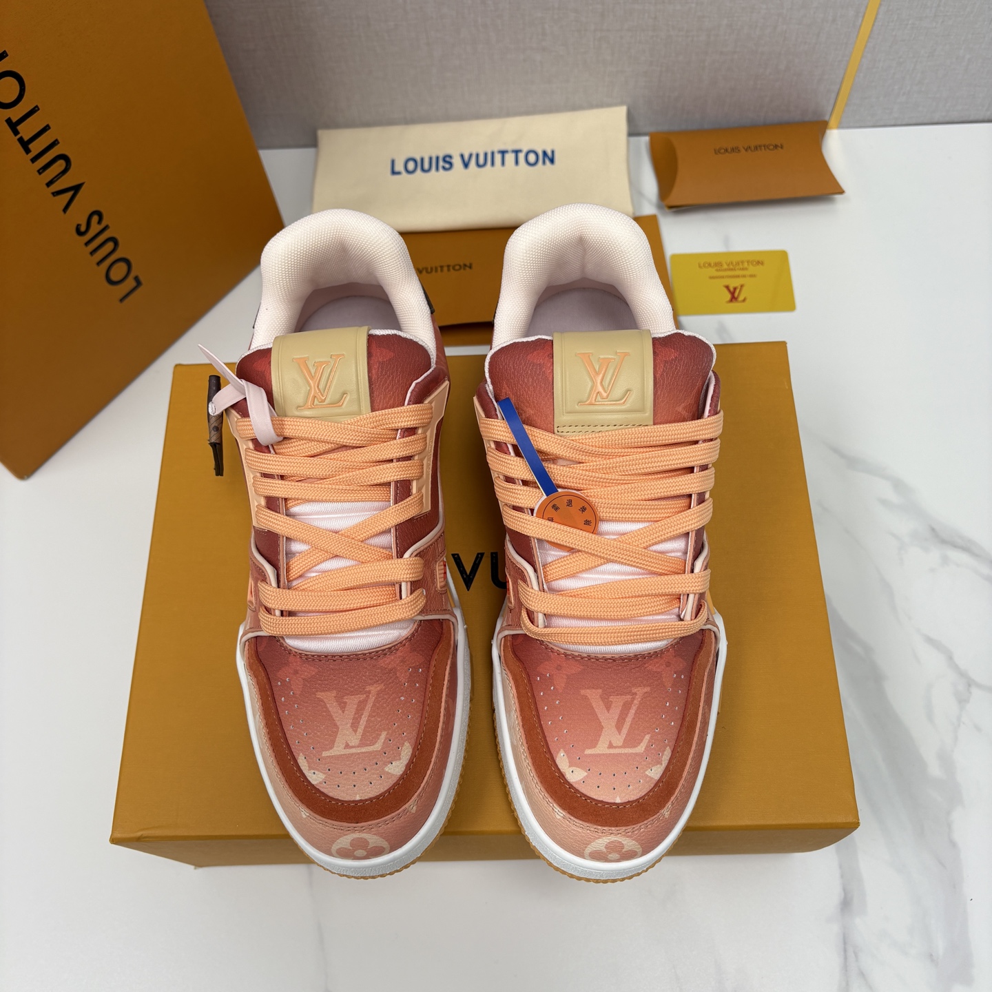 💋💍L家新品 情侣款 👫 L*V TRAINER 系列运动鞋 官方 10,300 Virgi* Ablo