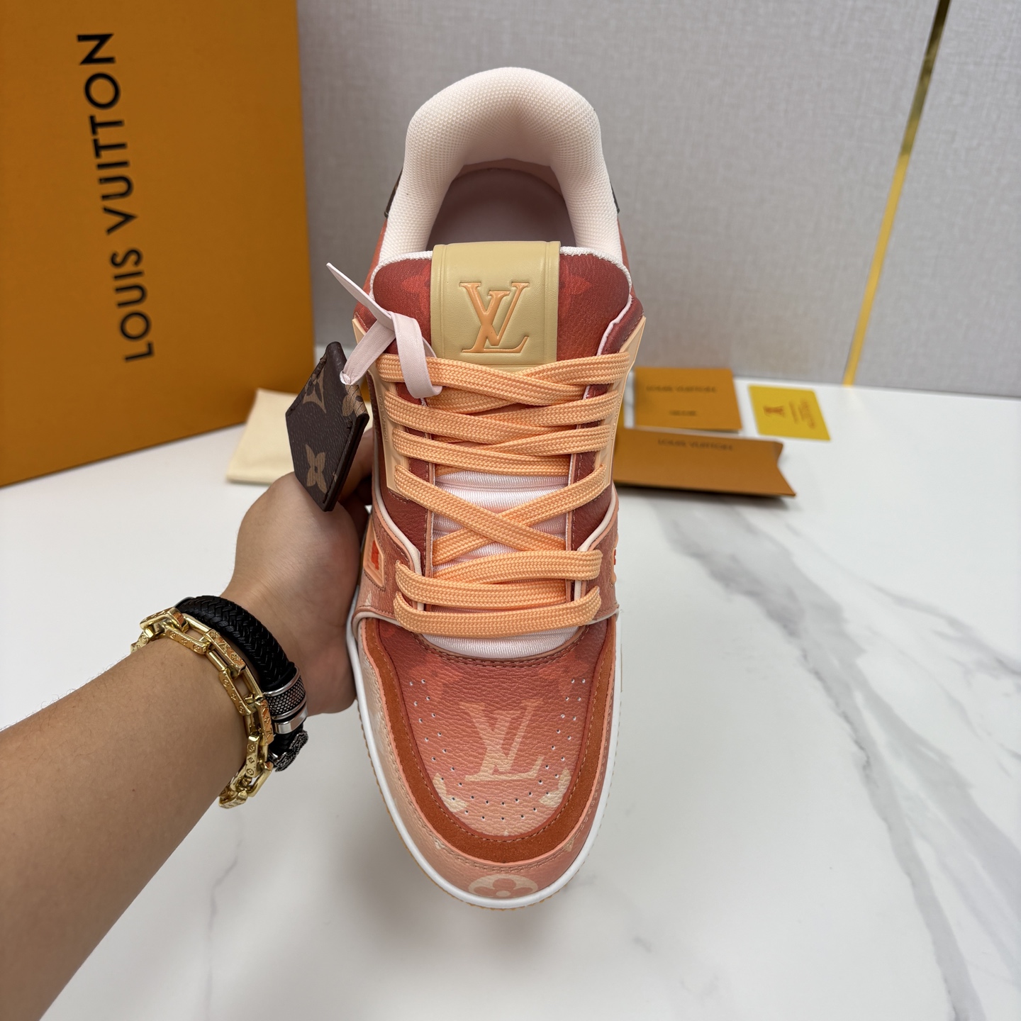 💋💍L家新品 情侣款 👫 L*V TRAINER 系列运动鞋 官方 10,300 Virgi* Ablo