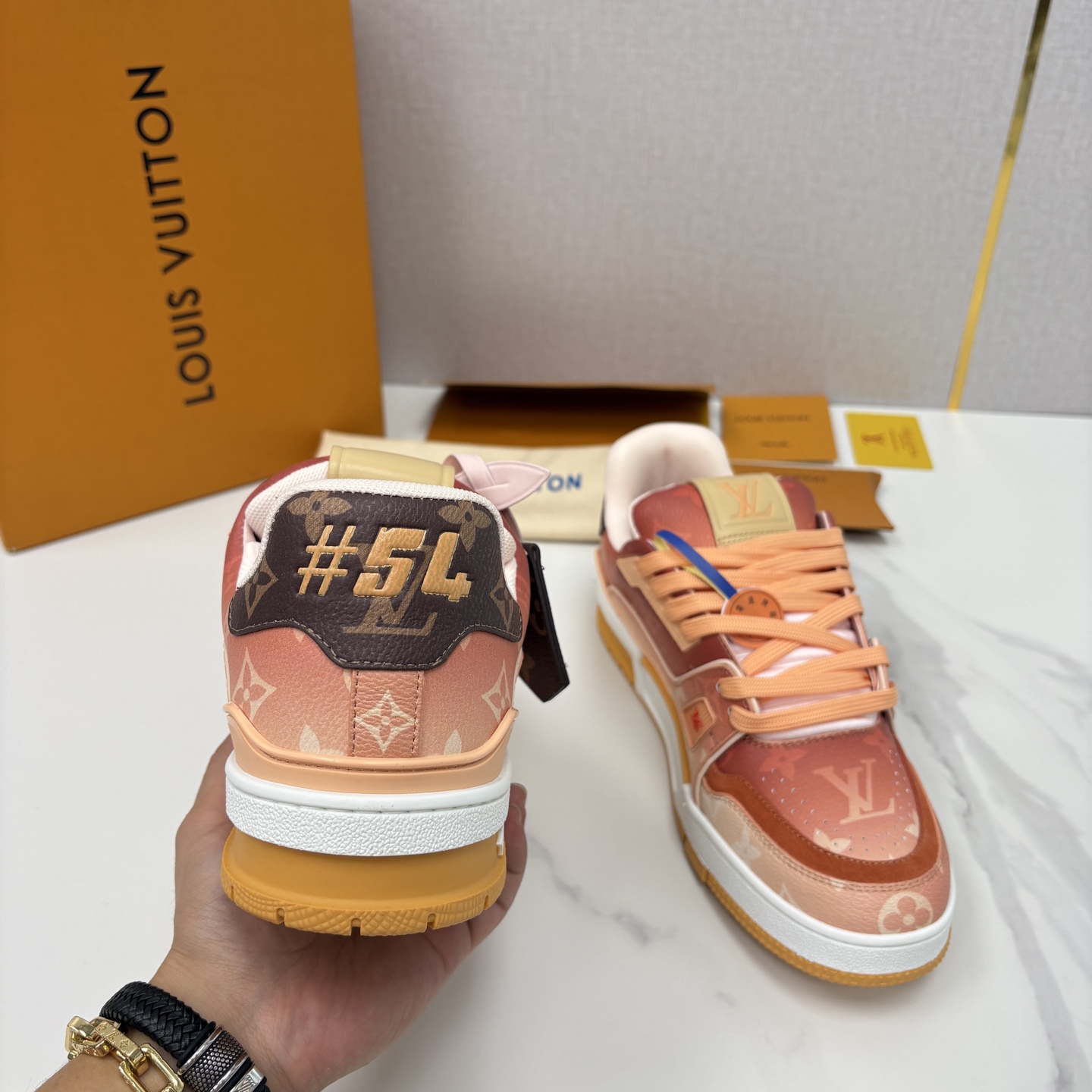 💋💍L家新品 情侣款 👫 L*V TRAINER 系列运动鞋 官方 10,300 Virgi* Ablo