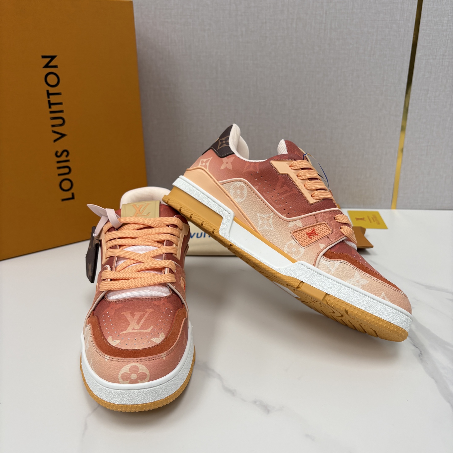 💋💍L家新品 情侣款 👫 L*V TRAINER 系列运动鞋 官方 10,300 Virgi* Ablo