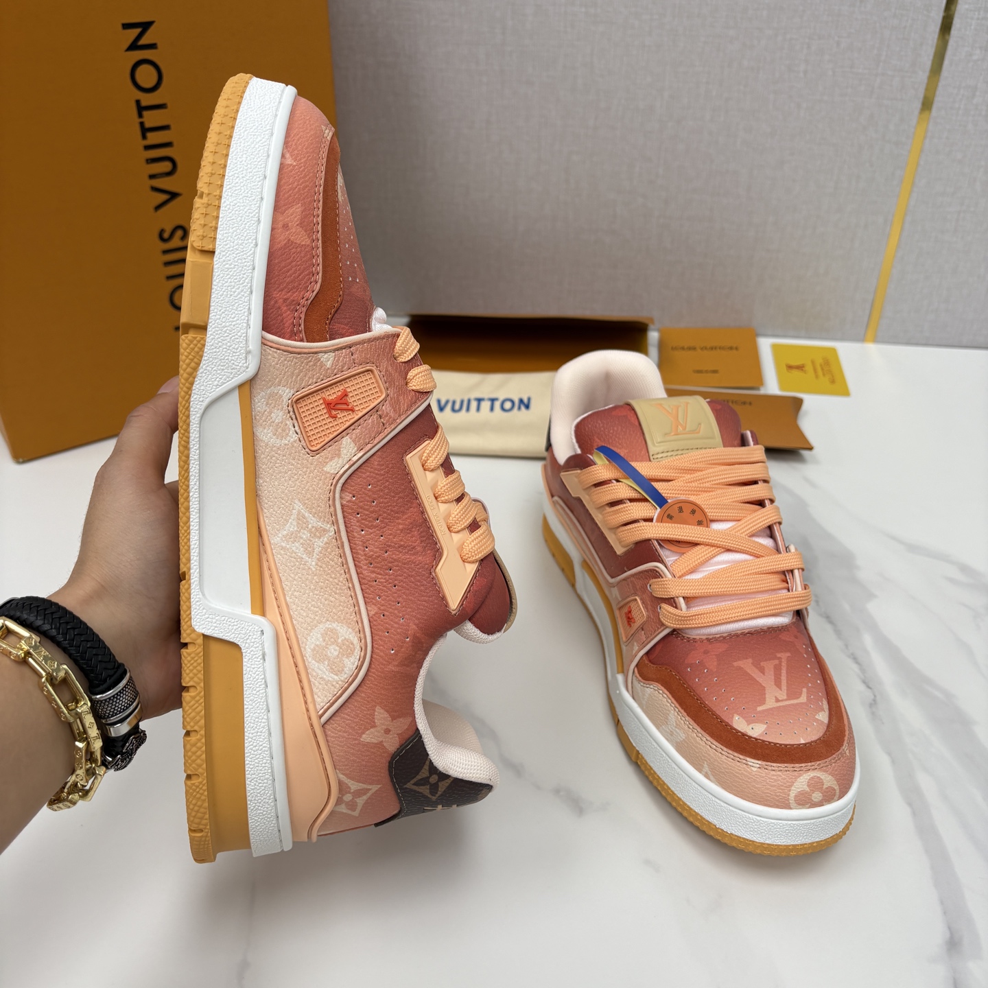 💋💍L家新品 情侣款 👫 L*V TRAINER 系列运动鞋 官方 10,300 Virgi* Ablo