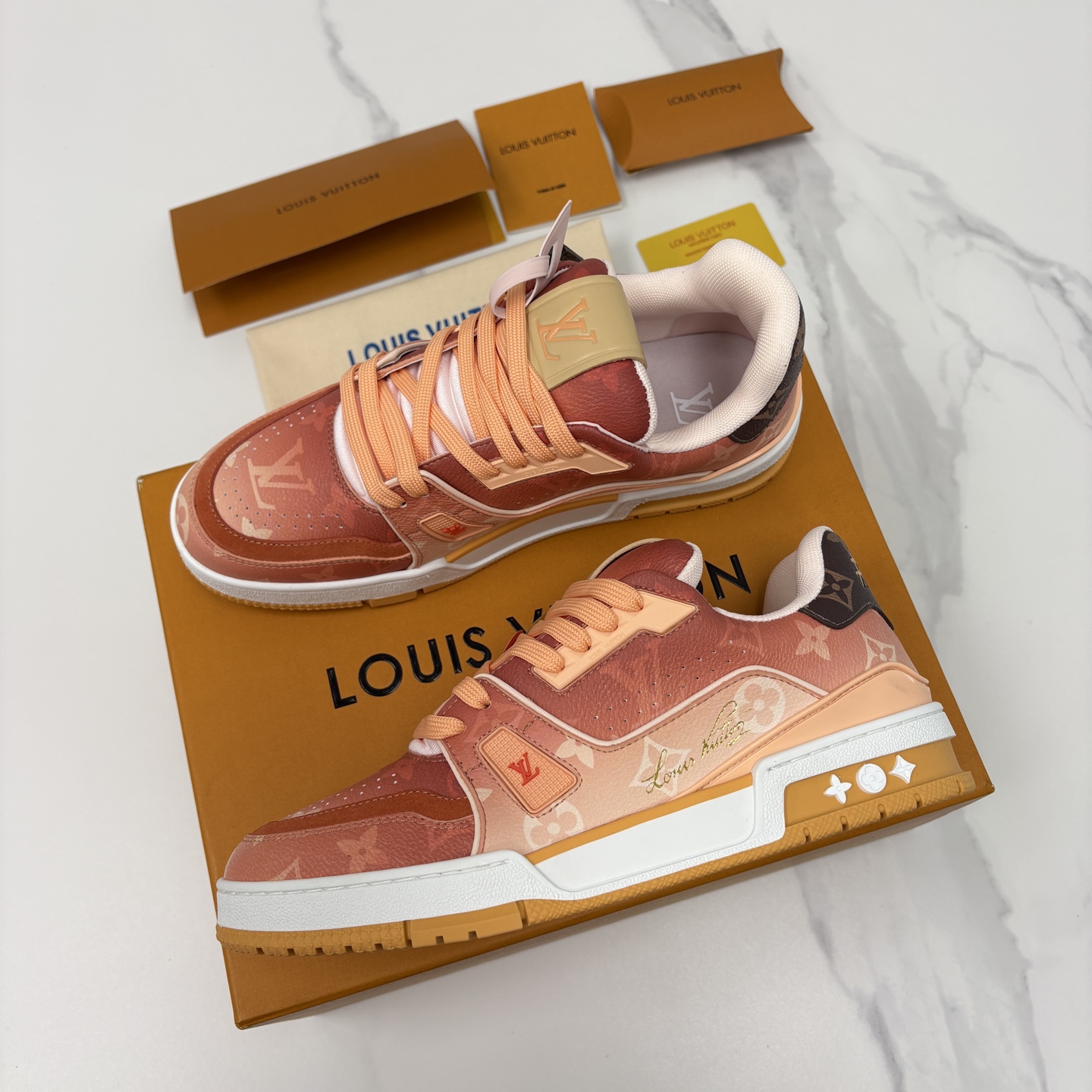 💋💍L家新品 情侣款 👫 L*V TRAINER 系列运动鞋 官方 10,300 Virgi* Ablo