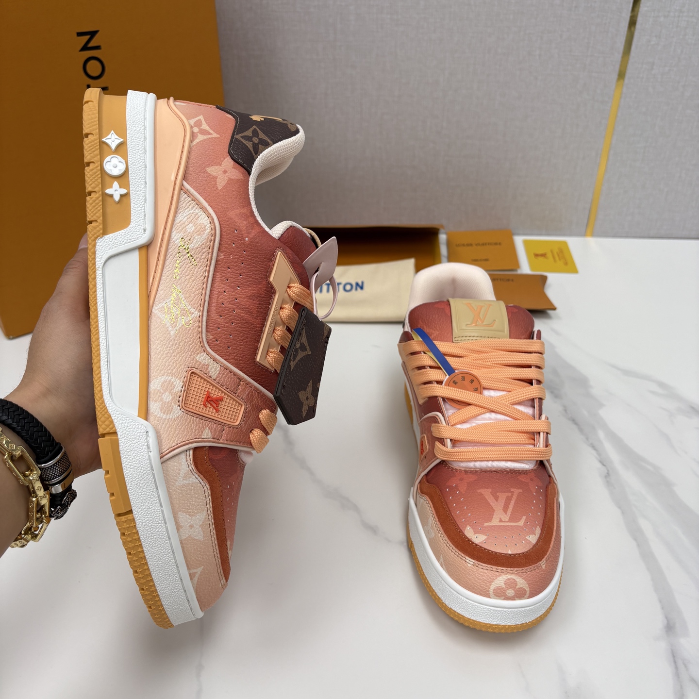 💋💍L家新品 情侣款 👫 L*V TRAINER 系列运动鞋 官方 10,300 Virgi* Ablo