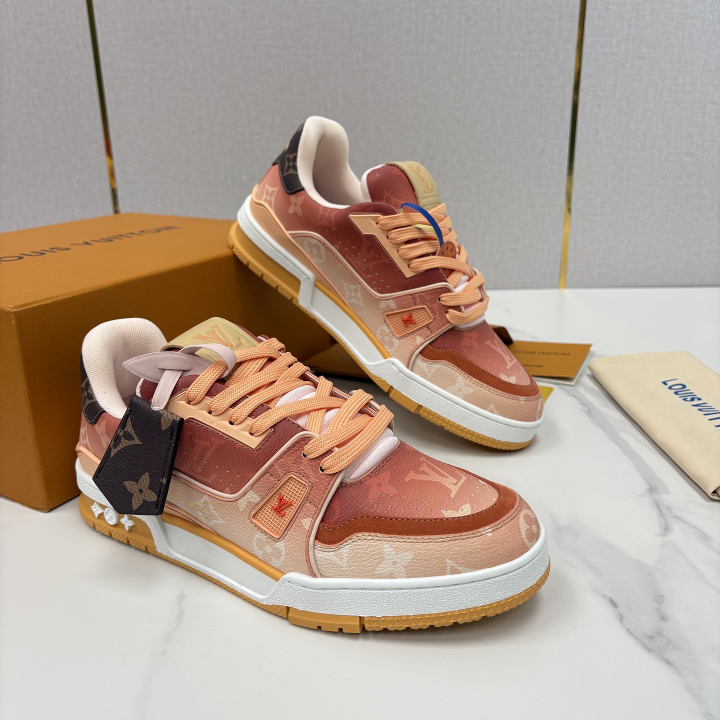 💋💍L家新品 情侣款 👫 L*V TRAINER 系列运动鞋 官方 10,300 Virgi* Ablo