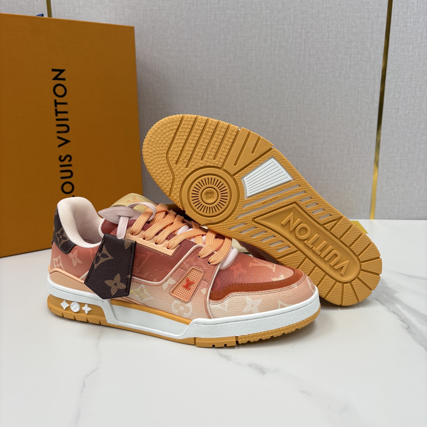 💋💍L家新品 情侣款 👫 L*V TRAINER 系列运动鞋 官方 10,300 Virgi* Ablo