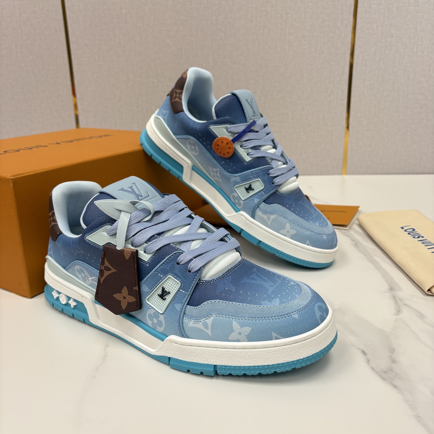 💋💍L家新品 情侣款 👫 L*V TRAINER 系列运动鞋 官方 10,300 Virgi* Ablo